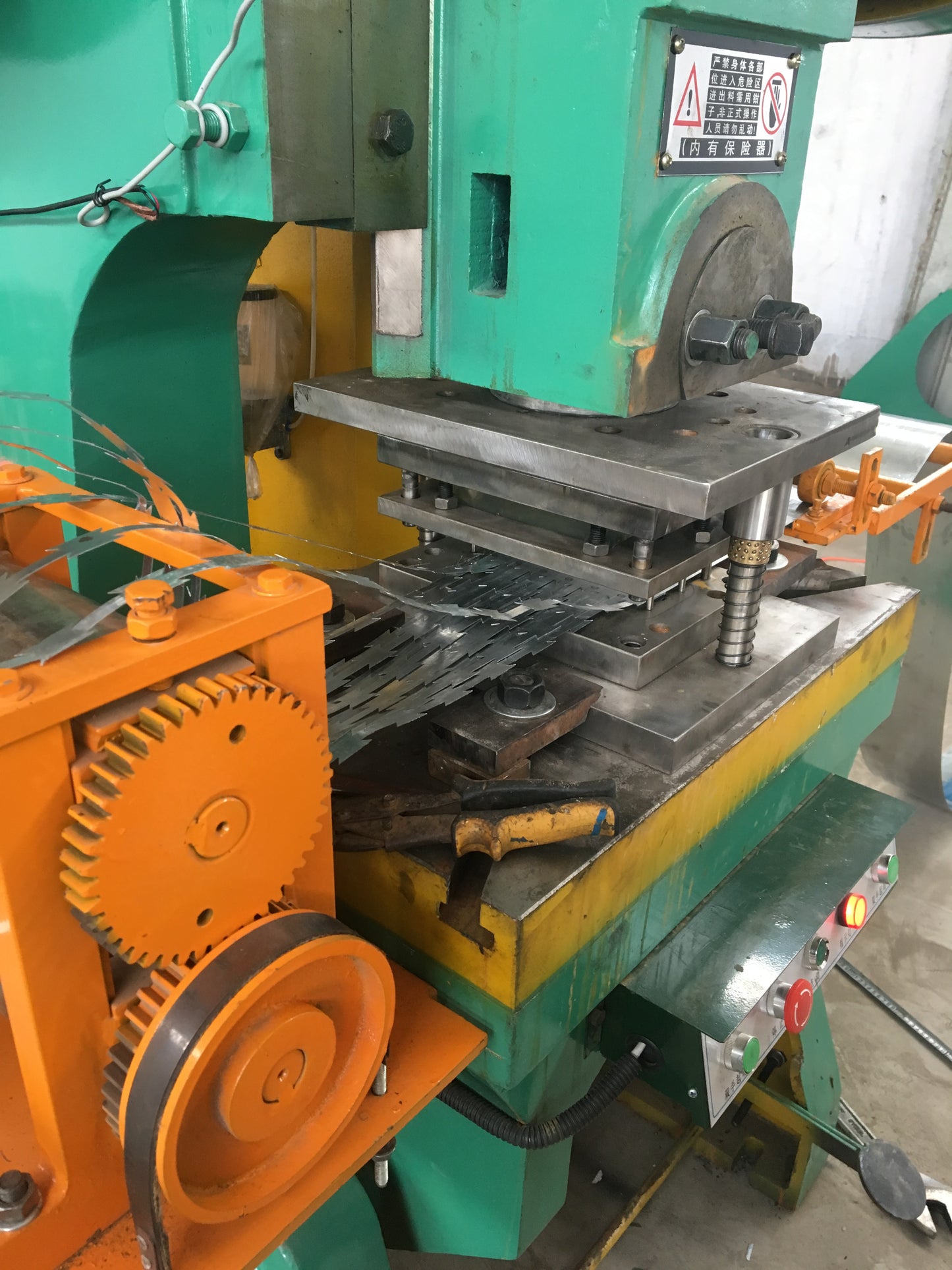 40T SHAN DONG Punching Press Automatic Concertina Razor Barbed Wire Production Line