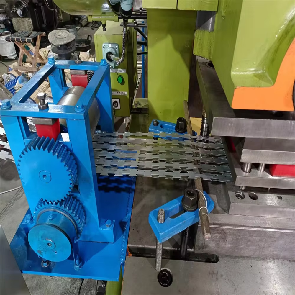 63T YANG LI Punching Press 9 Strips BTO-22 Full Auto Concertina Razor Barbed Wire Making Machine