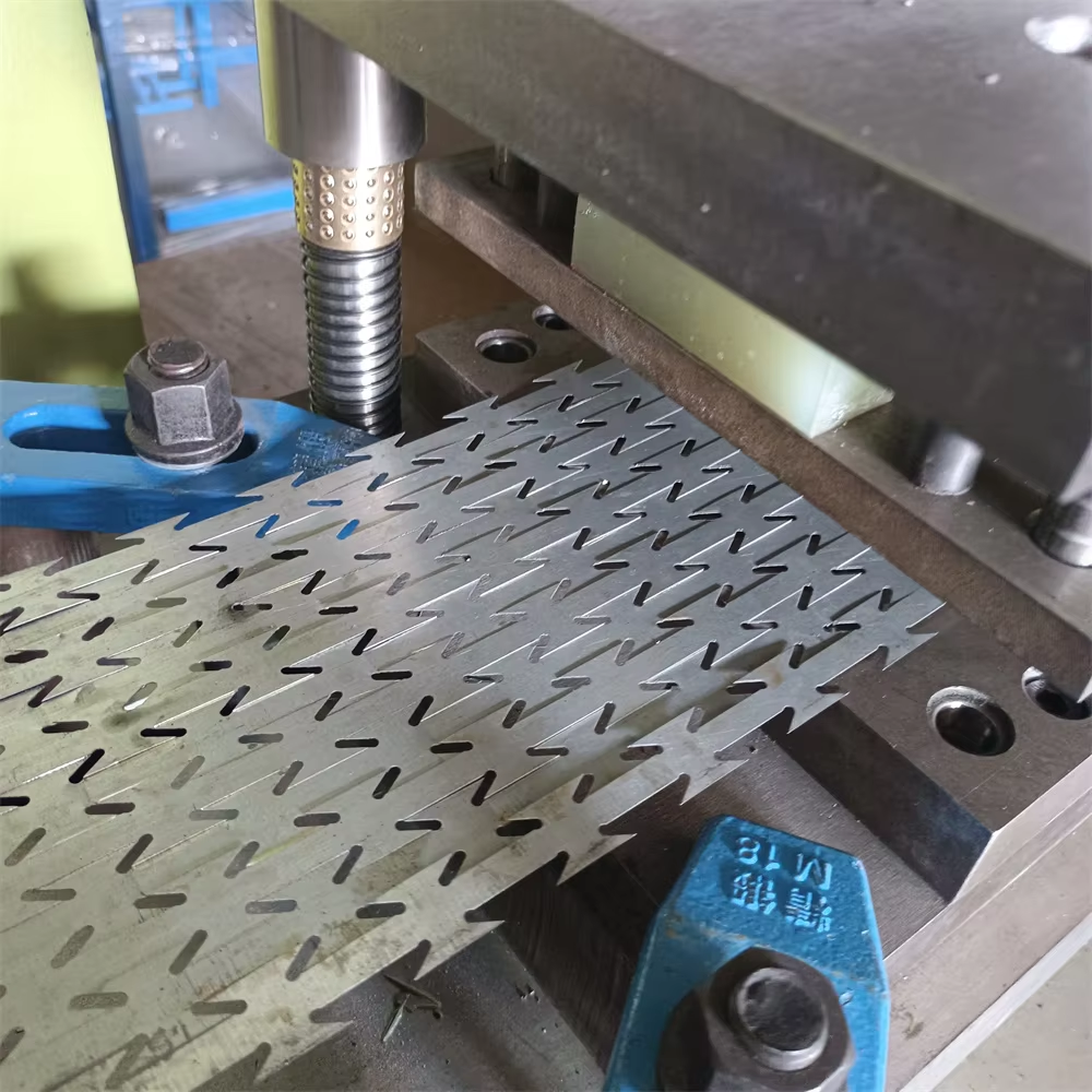 63T YANG LI Punching Press 9 Strips BTO-22 Full Auto Concertina Razor Barbed Wire Making Machine